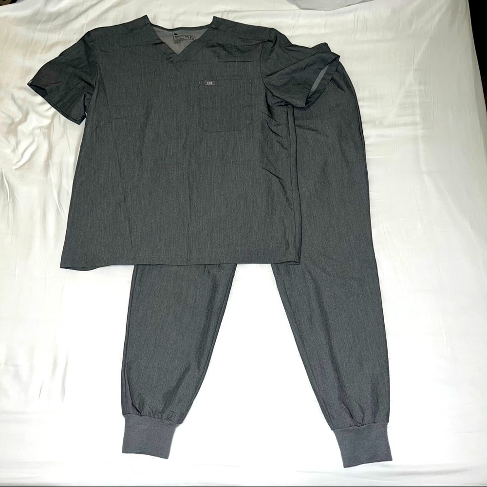 Figs Large Regular Tansen Jogger Scrub Pants & Large Leon Two-Pocket Scrub Top